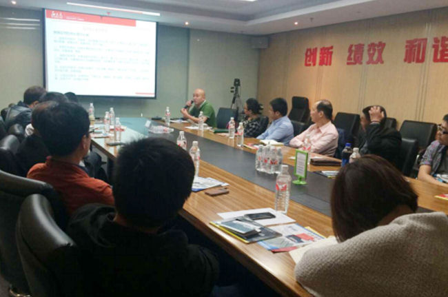 與上海建工集團(tuán)“上海中心”項(xiàng)目工程師們進(jìn)行