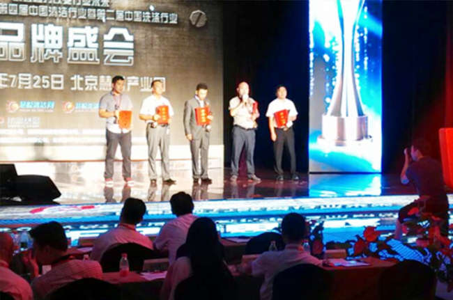 接受“中國(guó)十大石材護(hù)理服務(wù)商”頒獎(jiǎng)發(fā)言